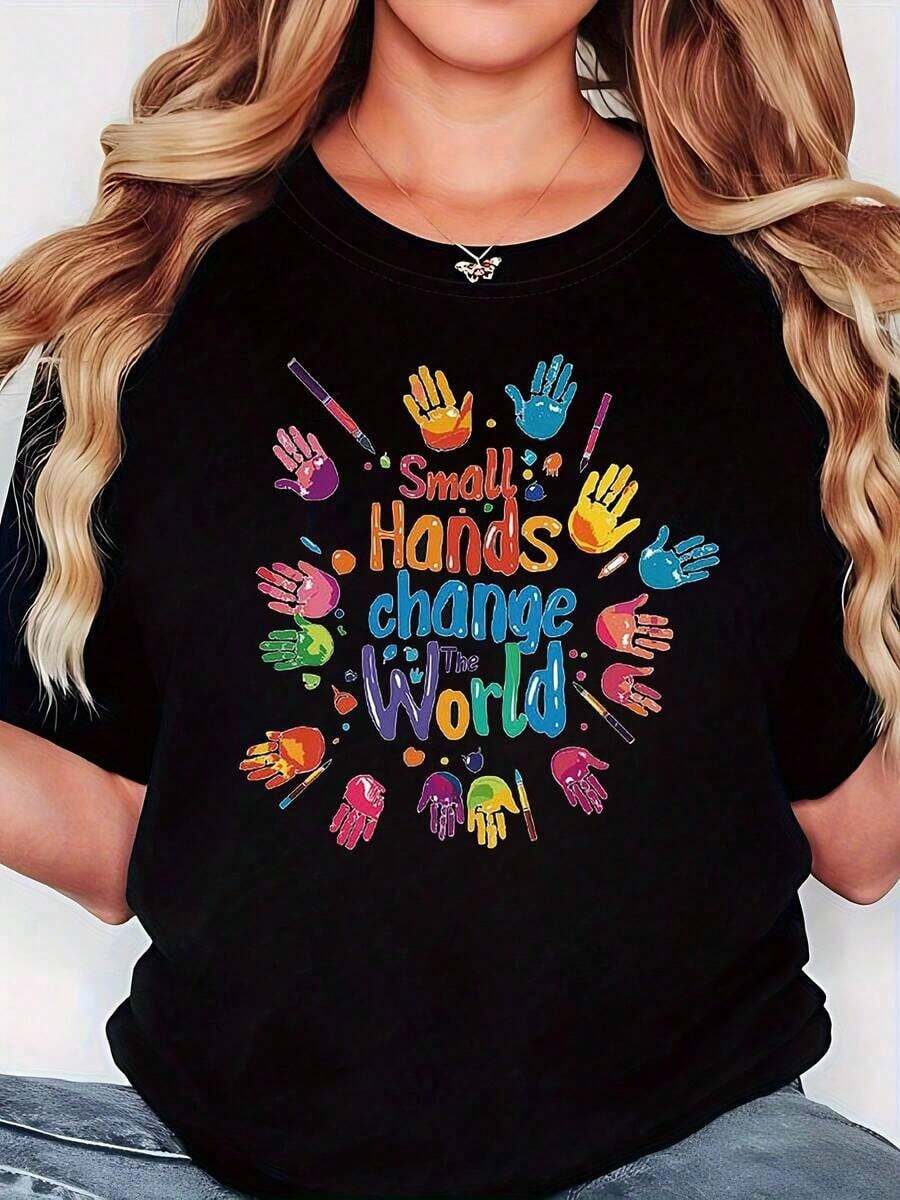 Las manos pequeñas cambian el mundo, camiseta de mujer con estampado de huella de mano, top para profesoras para uso diario y reuniones, manga corta vibrante y con estilo, camiseta con estilo urbano diario. - Negro - Ver 1