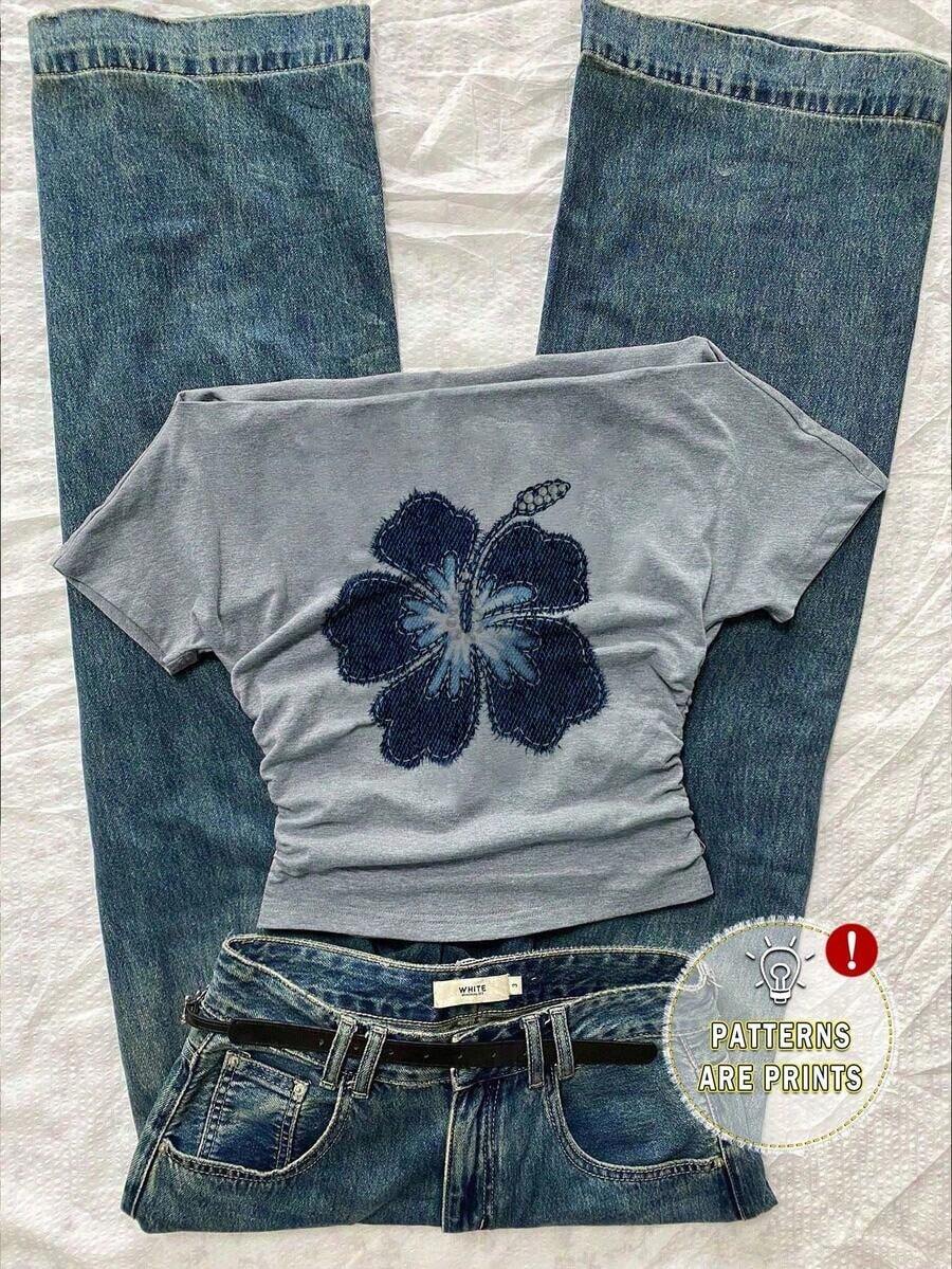 Camiseta de manga corta ajustada con hombros descubiertos, plisada en la cintura y estampado de flores de hibisco, de estilo casual y versátil, cómoda para el verano, estilo Y2K para mujer - Gris Claro - Ver 1