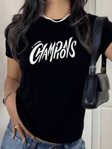Palabra Champions en tipografía artística que simboliza superación fuerza y orgullo femenino inspirando confianza y estilo dinámico camiseta de mujer elegante y cómoda para uso diario - Negro - Ver 1