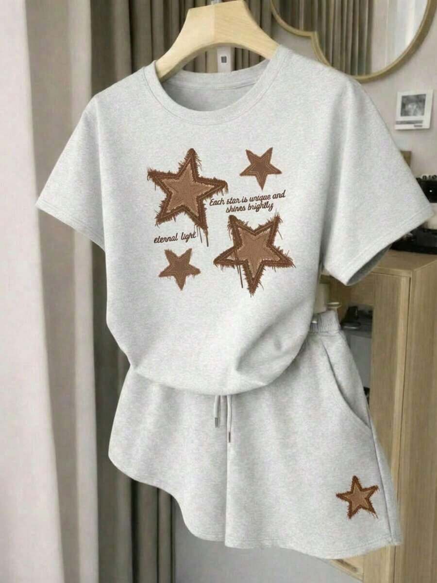 Una camiseta de manga corta para mujer con estilo retro americano, de corte holgado y con diseño estampado (los pantalones son solo para sugerencias de estilo). Esta pieza sencilla y elegante presenta un patrón de letras impresas con temática tropical, lo que la convierte en un elemento imprescindible para crear un look relajado de vacaciones, perfecto para ocasiones como el Día del Trabajo y el Día de la Independencia de México. - Blanco - Ver 1