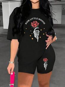 Una camiseta de manga corta para mujer con estilo retro americano, de corte holgado y con diseño estampado (los pantalones son solo para sugerencias de estilo). Esta pieza sencilla y elegante presenta un patrón de letras impresas con temática tropical, lo que la convierte en un elemento imprescindible para crear un look relajado de vacaciones, perfecto para ocasiones como el Día del Trabajo y el Día de la Independencia de México. - Negro - Ver 1