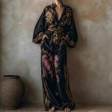 Conjunto de Dos Piezas para Mujer Primavera/Verano 2026: Top con Estampado Vintage, Escote Profundo en V y Lazo, y Pantalones de Pierna Ancha - Negro - Ver 2