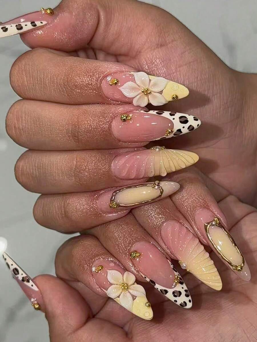 10件手工美甲貼片,手工美甲,短甲,夏季美甲,壓克力美甲貼,美甲貼,美甲貼套裝,假指甲,Y2K風格美甲,黃色美甲,香檳色美甲,裸色美甲,裸色杏仁形法式美甲搭配豹紋圖案與金色珍珠裝飾,3D白色花朵裝飾搭配金色鉚釘手工穿戴式美甲 - 香檳色 - 查看 1