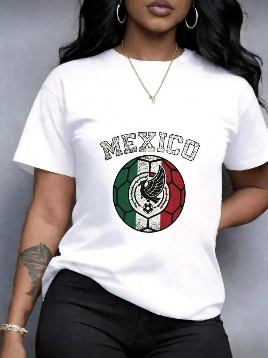 Mujer, Camiseta de cuello redondo, tema de fútbol y México, paleta de colores verde, blanco, rojo vibrantes y negro, estilo vintage textura desgastada, composición simétrica balón y águila, atmósfera patriótica y dinámica, detalles de textura desgastada y estética retro, diseño de estampado, lavable a máquina, tela resistente, material cómodo, estilo casual, ropa casual holgada, combina jeans, combina shorts, combina chaquetas ligeras - Blanco - Ver 1