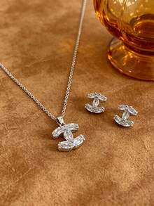 Juego de joyas de acero de titanio con forma de C y diamante de imitación - Collar y aretes, disponible en oro y plata, diseño con incrustaciones de circonita, versátil para uso diario, citas, regalos o uso personal, accesorio elegante y de alta gama - Conjunto estilo doble C - Ver 2