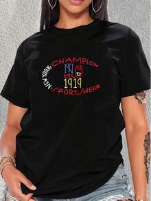 Logo de Champion con sede en Nueva York que celebra el legado deportivo desde 1919. Este estampado circular captura el espíritu vibrante de la ciudad y el compromiso con la calidad y el rendimiento atlético. Cada elemento del diseño, desde las letras audaces hasta el número de establecimiento, evoca una sensación de autenticidad e historia. La camiseta de mujer, confeccionada con tejido suave y duradero, es ideal para el uso diario y actividades deportivas ligeras. Su diseño atemporal la convierte en una pieza versátil para cualquier guardarropa.. - Negro - Ver 1