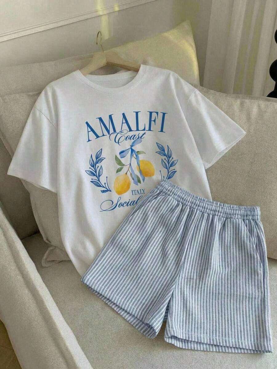 Local Store, A Women's Short-Sleeve Tee With A Retro American Style, Relaxed Fit, And Printed Design (Pants Are For Styling Suggestions Only). This Simple Yet Stylish Piece Features A Tropical-Themed Printed Letter Pattern, Making It A Must-Have For Creating A Laid-Back Holiday Look, Perfect For Occasions Like Labor Day And Mexican Independence Day. - 白色 - 查看 1