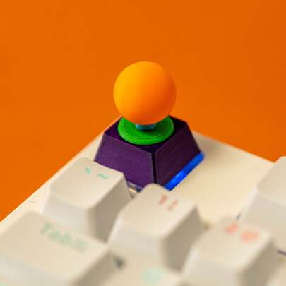 这些色彩缤纷的游戏手柄摇杆键帽完美融合了高精度3D打印技术和大胆的配色方案。专为采用交叉轴布局的机械键盘设计，它们不仅是机械键盘的绝佳配件，也是办公桌上的趣味装饰品，更是节日期间馈赠亲朋好友的完美礼物。