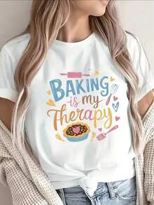 Under The Radar Short-Sleeved T-Shirt With A Vibrant 'Baking Is My Therapy' Design, Perfect For Wearing In The Kitchen Or At Home. It's Lightweight, Durable, And Ideal For Those Who Love Baking And Cooking. This Unisex, Loose-Fitting Cotton T-Shirt Features Short Sleeves, A Crew Neck, And An Urban Vintage Style. - 白色 - 查看 7