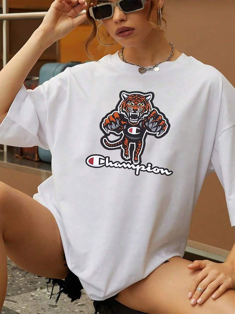 A Roaring Tiger Symbolizes Courage, Energy, And Inner Strength, Conveying Confidence And An Indomitable Spirit. This Comfortable, Breathable Women's T-Shirt Is Ideal For Everyday Wear. - 白色 - 查看 1