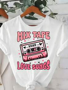Camiseta casual de manga corta con diseño de cuello redondo, disponible en diez colores. Compuesta por un 95% y un 5%, esta camiseta estampada presenta un diseño de cinta mezclada con canciones de amor, con cinta de casete rosa y decoraciones de XOXO. - Blanco - Ver 1
