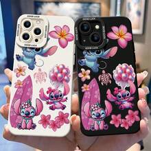 Funda de teléfono de Lilo y Stitch con licencia oficial. Esta funda protectora de teléfono presenta un collage tropical de Stitch y Ángel, combinado con flores de plumeria rosa, globos con forma de corazón, siluetas de tablas de surf y tortugas, en un tono pastel vibrante sobre un fondo blanco limpio. Fabricada con material TPU flexible y duradero para proteger contra arañazos, golpes y pequeños impactos cotidianos. Compatible con modelos iPhone 17, 16, 15, 14, 13, 12, 11 Pro Series y Galaxy S22, S23, S24, S25. Ideal para fans de Disney Stitch. - Blanco - Ver 3