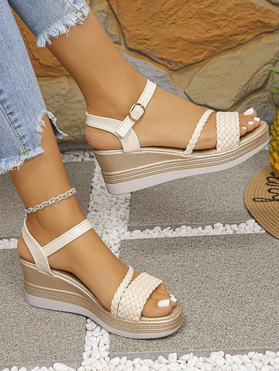 Sandálias femininas bege trançadas com plataforma, bico redondo ou aberto, tira com fivela, salto grosso texturizado, calçado casual confortável e versátil para o verão. - Bege - Ver 1