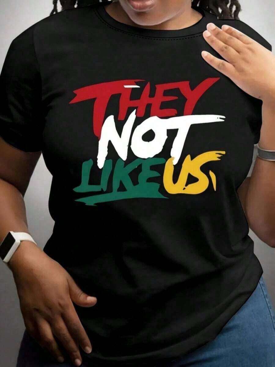 1 pieza Blusa de mujer de manga corta para verano - Camiseta casual de cuello redondo, Camiseta negra con gráfico estilizado "THEY NOT LIKE US" - Ropa urbana Camiseta casual de cuello redondo, Parte superior ligera y transpirable, Atuendo casual de primavera, verano y otoño, Blusa de manga corta para superposición - Lavable a mano y en seco Playeras gráficas para mujer Camisetas oversize para mujer - Multicolor - Ver 1