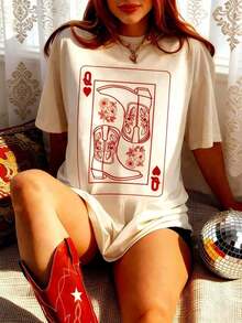 Camisetas de Mujer con Estampado de Letras, Promoción de Nuevo Lanzamiento, Camisetas Casuales para Mujer, Camisetas Oversized, Oferta Limitada por Tiempo Limitado, Compra con Plazo Limitado. Camiseta Gráfica Oversized de Mujer con Diseño de Botas Vaqueras y Reina de Corazones - Camiseta de Manga Corta Color Crema con Diseño de Carta de Juego Roja y Bota Vaquera. Top suelto de corte holgado, ropa casual para todas las estaciones, ideal para atuendos de estilo occidental, uso diario, conciertos y reuniones informales. Camiseta popular con temática de vaquera para adolescentes y jóvenes adultos. CG22 - Blanco - Ver 1