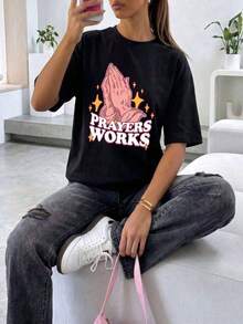 Camiseta negra de manga corta para mujer 2026 - Estampado de manos en oración y "La oración funciona" - Ropa urbana de fe de estilo vintage - Camiseta casual de verano. - Negro - Ver 1