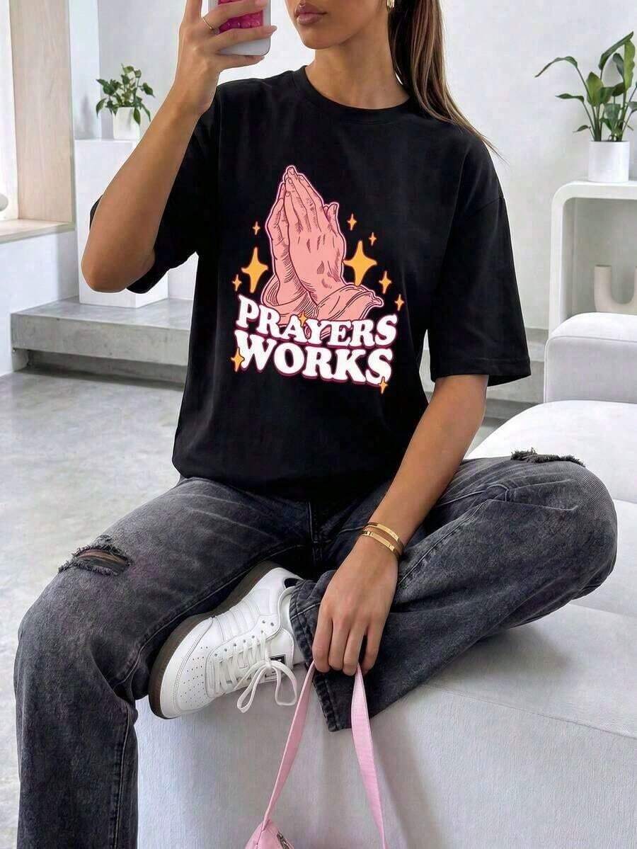 Camiseta negra de manga corta para mujer 2026 - Estampado de manos en oración y "La oración funciona" - Ropa urbana de fe de estilo vintage - Camiseta casual de verano. - Negro - Ver 1