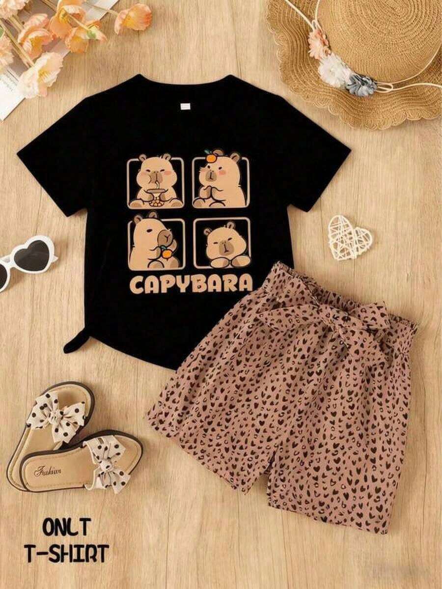Una camiseta de manga corta para mujer con estilo retro americano, de corte holgado y con diseño estampado (los pantalones son solo para sugerencias de estilo). Esta pieza sencilla y elegante presenta un patrón de letras impresas con temática tropical, lo que la convierte en un elemento imprescindible para crear un look relajado de vacaciones, perfecto para ocasiones como el Día del Trabajo y el Día de la Independencia de México. - Negro - Ver 1