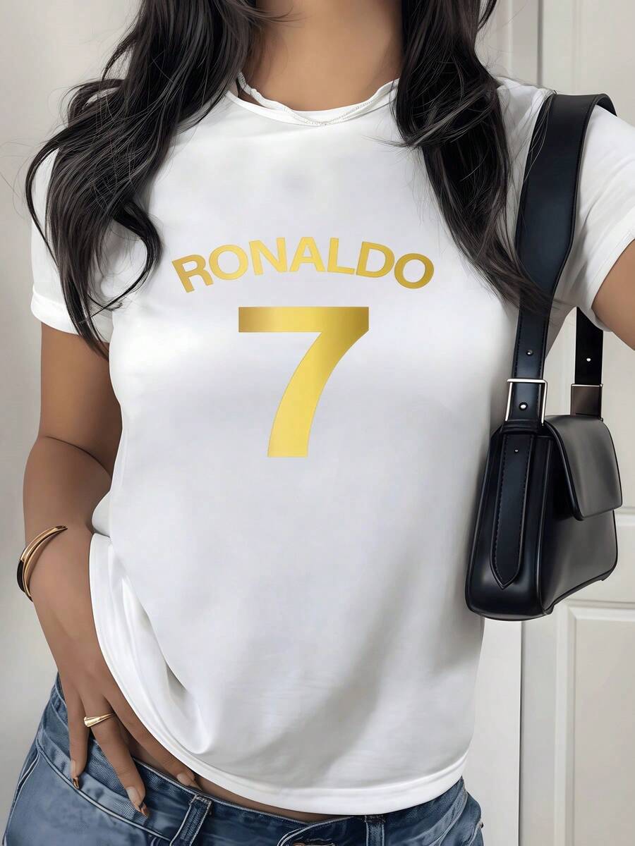 Show Your Admiration For The Legendary Footballer With This White Women's T-Shirt, Proudly Displaying The Iconic Gold Number 7 And The Name RONALDO In Gold Lettering, A Tribute To His Sporting Legacy, An Essential Garment For Any Modern Football Fan Looking To Combine Style And Passion For The Beautiful Game. - 白色 - 查看 1