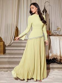 Falda plisada oversize para mujer de color amarillo verdoso liso, con cuello alto pequeño, puños y bajo asimétricos con pedrería, para fiesta - Verde limón - Ver 1