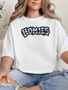 Palabra urbana que expresa amistad sincera y conexión entre compañeros con letras grandes metálicas que evocan energía callejera y confianza camiseta de mujer casual moderna cómoda para uso diario - Blanco - Ver 8