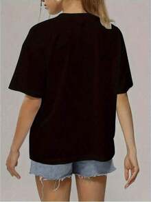 1 pieza de camiseta para mujer con diseño de reina africana y patrón Kente - Estampado de letras "QUEEN" en negrita con un vibrante diseño de mapa africano, camiseta casual de manga corta y cuello redondo, adecuada para usar en primavera y verano, lavable a máquina, ajuste cómodo, 180g de algodón 100%. - Negro - Ver 3