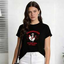 Ropa de verano para mujer, camiseta de algodón suave y casual con cuello redondo, estampado de mapache vaquero montando un gallo con la frase "No está diagnosticado, pero algo no está bien". Color blanco. - Negro - Ver 4