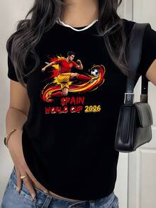 Camiseta de mujer con estampado dinámico de futbolista español mostrando habilidad con el balón evocando la pasión y el espíritu competitivo rumbo a la Copa del Mundo 2026. - Negro - Ver 8