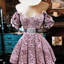 guangzhougaolangshangmao  Vestido corto de vacaciones románticas para mujer , de tela con textura de flores 3D, bajo plisado, adecuado para festivales de música, vacaciones, vestido de corte ajustado y acampanado, de hombros descubiertos, apto para primavera/verano, uso diario, invierno, fiesta, playa, cita, graduación, oficina, uniforme de maestro urbano, Navidad, Año Nuevo, vestido romántico, vestido rosa, vestido de manga abullonada, vestido rosa polvoriento, vestido de lechera, vestido de vaquera, vestido d - Morado - Ver 3
