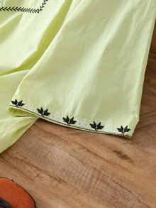 Áo sơ mi nữ tay ngắn dáng regular, cổ chữ V với họa tiết thêu tinh tế, thích hợp cho mùa hè. - Màu xanh chanh - Xem 5