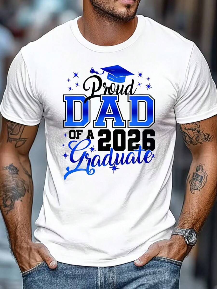 Camiseta de Estilo para la Temporada de Graduación, Cuello Redondo para Hombre con Diseño de Eslogan "Padre Orgulloso de un Graduado de 2026", Camiseta con Estampado Temático de Papá Graduado de 2026 - Blanco - Ver 1