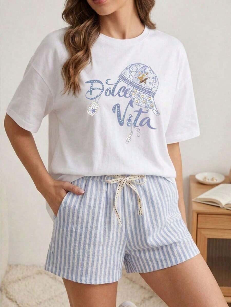 Una camiseta de manga corta para mujer con estilo retro americano, de corte holgado y con diseño estampado (los pantalones son solo para sugerencias de estilo). Esta pieza sencilla y elegante presenta un patrón de letras impresas con temática tropical, lo que la convierte en un elemento imprescindible para crear un look relajado de vacaciones, perfecto para ocasiones como el Día del Trabajo y el Día de la Independencia de México. - Blanco - Ver 1