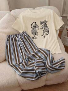 Una camiseta de manga corta para mujer con estilo retro americano, de corte holgado y con diseño estampado (los pantalones son solo para sugerencias de estilo). Esta pieza sencilla y elegante presenta un patrón de letras impresas con temática tropical, lo que la convierte en un elemento imprescindible para crear un look relajado de vacaciones, perfecto para ocasiones como el Día del Trabajo y el Día de la Independencia de México. - Beige - Ver 2