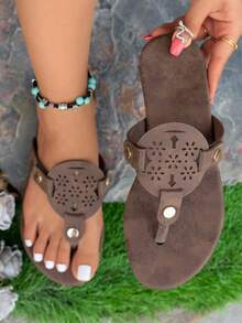 Sandalias planas con tira en T de color café, chanclas con tachuelas doradas de punta abierta, pantuflas casuales antideslizantes para la playa en verano - Café integral - Ver 2