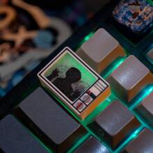 诡异复古电视主题键帽 / 兼容 1.75U TAB 键，专为 Cherry MX 机械轴设计，采用幽灵般的荧光 CRT 设计。这些万圣节主题游戏键帽是个性化键盘的独特方式，也是送给游戏玩家和恐怖电影爱好者的绝佳礼物。 - 查看 7