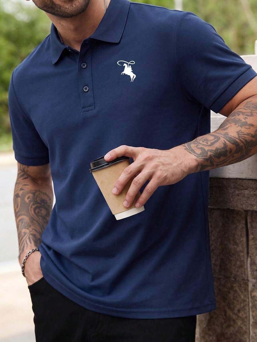 Malolo 男士海軍藍短袖 Polo 衫，左胸白色馬騎手印花，經典休閒百搭上衣，適合日常穿著