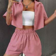 Soqi Women's Clothing Everyssa Set de 2 piezas con camisa corta de unicolor y abotonadura sencilla, y shorts con volantes en el bajo para mujer - Rosa vieja - Ver 1