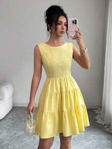 Vestido corto de mujer de unicolor con cuello redondo, bajo con volantes, sin mangas y con amarre en la espalda - Amarillo - Ver 8