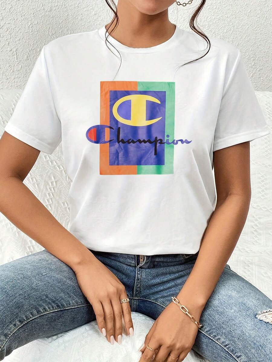 El llamativo logo de Champion en colores vibrantes simboliza la victoria y la excelencia atlética inspirando confianza y determinación para alcanzar tus metas deportivas y cotidianas ofreciendo un toque audaz y energético a tu atuendo moderno. Esta camiseta de mujer es perfecta para un look casual y deportivo con un toque de distinción. Ideal para cualquier ocasión. - Blanco - Ver 1