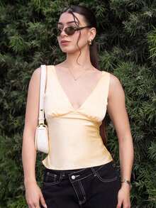 Top de tirantes con escote en V y espalda con lazo de satén amarillo, adecuado para vacaciones, playa, festivales de música, brunch, atuendo de invitada de boda, dama de honor, primavera y verano - Amarillo - Ver 1