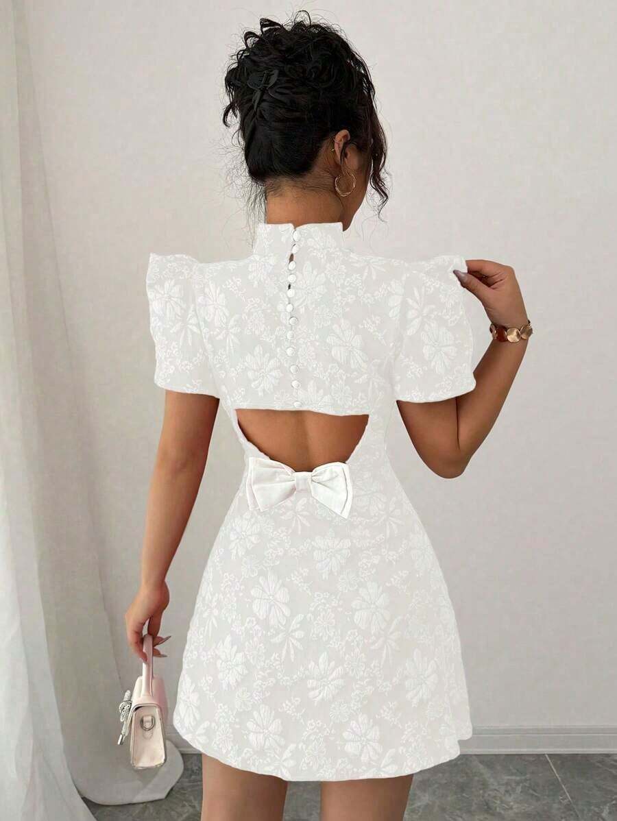 Vestido mini de verano de diseño único para mujer, con cuello alto elegante, mangas abultadas, espalda descubierta, lazo, contraste de color, corte en la cintura y ajuste ceñido, en tela vintage roja texturizada - Blanco - Ver 1