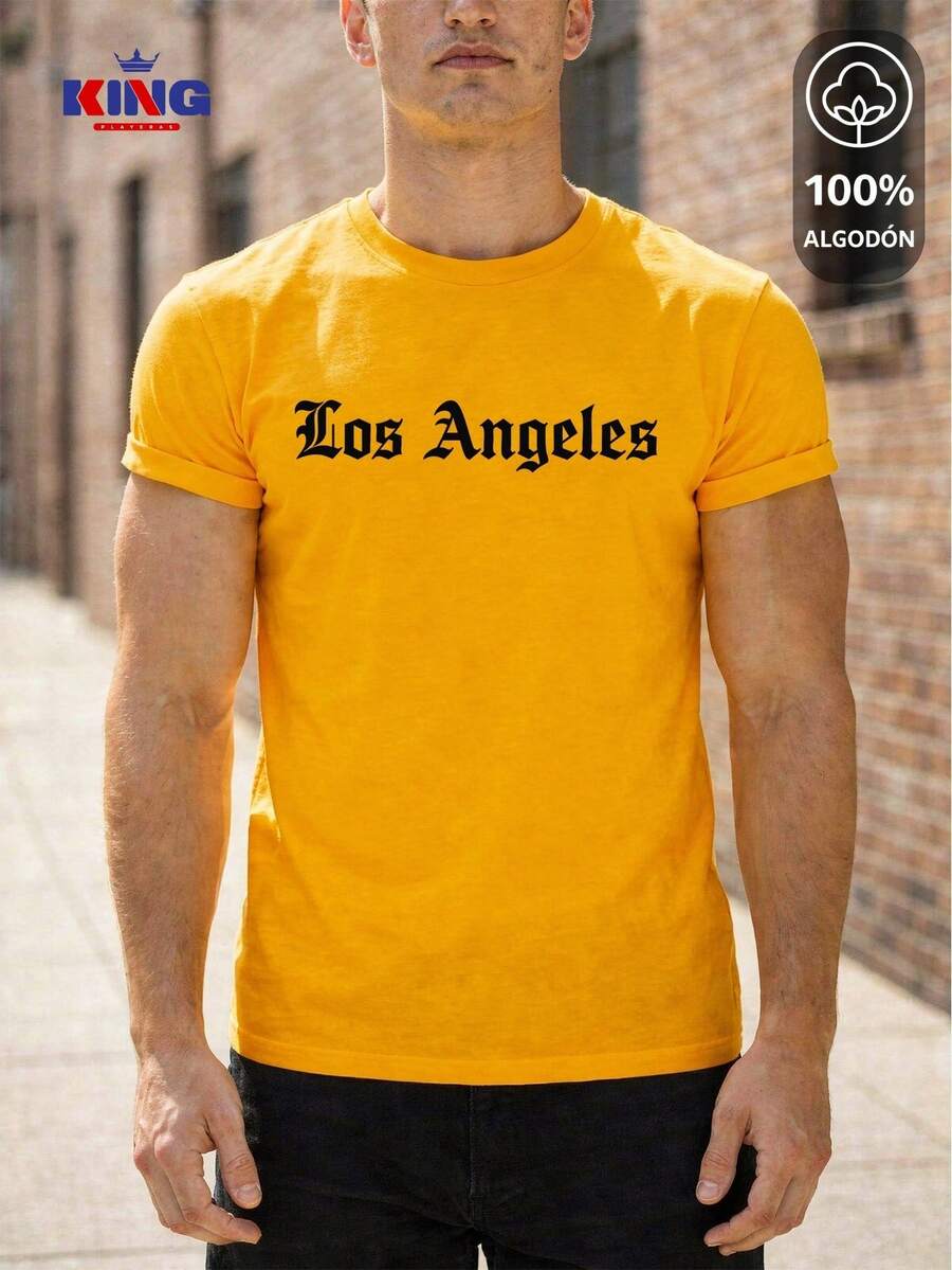 King T-shirt Playera 100% algodón de excelente calidad, esta playera garantiza una suavidad excepcional al tacto, cuello redondo con estampado "Los Angeles Gothic Typography" y manga corta - Amarillo Mostaza - Ver 1