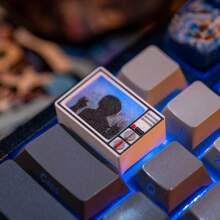 诡异复古电视主题键帽 / 兼容 1.75U TAB 键，专为 Cherry MX 机械轴设计，采用幽灵般的荧光 CRT 设计。这些万圣节主题游戏键帽是个性化键盘的独特方式，也是送给游戏玩家和恐怖电影爱好者的绝佳礼物。 - 查看 6