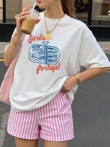 Una camiseta de manga corta para mujer con estilo retro americano, de corte holgado y con diseño estampado (los pantalones son solo para sugerencias de estilo). Esta pieza sencilla y elegante presenta un patrón de letras impresas con temática tropical, lo que la convierte en un elemento imprescindible para crear un look relajado de vacaciones, perfecto para ocasiones como el Día del Trabajo y el Día de la Independencia de México. - Blanco - Ver 6