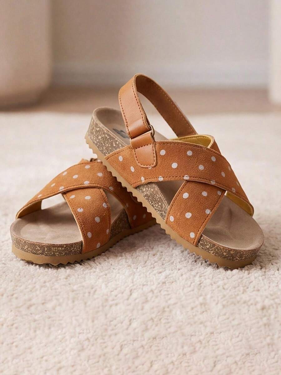 Sandal trẻ em 3-12 tuổi hương cam - Bán chạy nhất. Quai trên họa tiết chấm bi hương cam kết hợp chất liệu da lộn, gót cài khóa, điều chỉnh bằng móc dán, phong cách vintage nhẹ nhàng thanh lịch, phù hợp phối với nhiều trang phục thường ngày và váy hoa mặc hàng ngày. - Màu Cam cháy - Xem 1