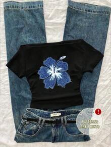 Camiseta de manga corta ajustada con hombros descubiertos, plisada en la cintura y estampado de flores de hibisco, de estilo casual y versátil, cómoda para el verano, estilo Y2K para mujer - Negro - Ver 10