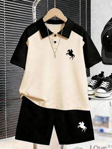 青少年男孩拼色插肩袖 Polo 衫與短褲 2 件套，簡約騎士輪廓小印花休閒運動套裝 - 杏色 - 查看 1
