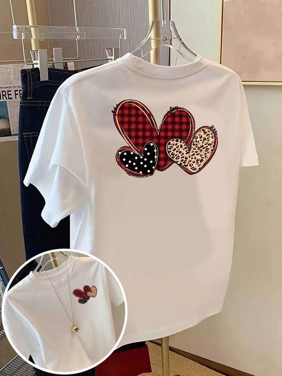 Una camiseta estampada delante y detrás con diseño de corazón y elementos de estampado de leopardo, diseñada para mujeres con cuello redondo y mangas cortas casuales.Ofrece un ajuste cómodo, un diseño clásico y es un artículo de moda. - [Blanco] - Ver 1