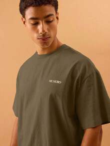 Short-Sleeved T-Shirt With Round Neck And Dropped Shoulders, Large Graphic Print On The Back By MUSERO STUDIOS, Essential For Spring And Summer - 軍綠色 - 查看 5