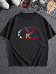 Logo de Champion con sede en Nueva York que celebra el legado deportivo desde 1919. Este estampado circular captura el espíritu vibrante de la ciudad y el compromiso con la calidad y el rendimiento atlético. Cada elemento del diseño, desde las letras audaces hasta el número de establecimiento, evoca una sensación de autenticidad e historia. La camiseta de mujer, confeccionada con tejido suave y duradero, es ideal para el uso diario y actividades deportivas ligeras. Su diseño atemporal la convierte en una pieza versátil para cualquier guardarropa.. - Negro - Ver 3